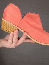 Load image into Gallery viewer, Size 9 - Pink Suade Flats