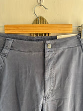 Load image into Gallery viewer, 12/Large high-rise, wide leg cargo pant in gray
