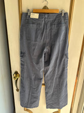 Load image into Gallery viewer, 12/Large high-rise, wide leg cargo pant in gray
