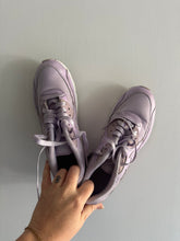 Load image into Gallery viewer, 7.5W/6Y Lilac Nike Air Max
