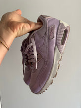 Load image into Gallery viewer, 7.5W/6Y Lilac Nike Air Max
