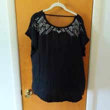 Load image into Gallery viewer, XL - APT 9 black embroidered tee
