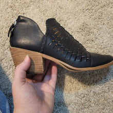 Load image into Gallery viewer, Size 7 - Dolce Vita booties
