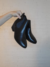 Load image into Gallery viewer, Size 9.5 - Target booties
