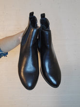 Load image into Gallery viewer, Size 9.5 - Target booties
