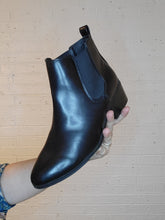 Load image into Gallery viewer, Size 9.5 - Target booties
