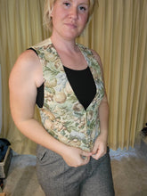 Load image into Gallery viewer, M/L - Tapestry Vest in Ivory
