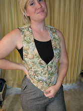Load image into Gallery viewer, M/L - Tapestry Vest in Ivory
