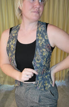 Load image into Gallery viewer, S/M- Tapestry Vest in blue
