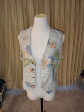 Load image into Gallery viewer, S/M Floral Vest
