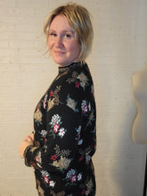 Load image into Gallery viewer, up to M - Black floral sweater
