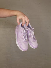 Load image into Gallery viewer, Lilac Nikes Y6/W7.5
