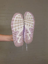 Load image into Gallery viewer, Lilac Nikes Y6/W7.5
