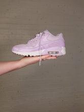 Load image into Gallery viewer, Lilac Nikes Y6/W7.5
