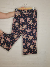 Load image into Gallery viewer, S - Loft Floral Crop Pants
