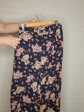 Load image into Gallery viewer, S - Loft Floral Crop Pants
