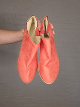 Load image into Gallery viewer, Size 9 - Pink Suade Flats
