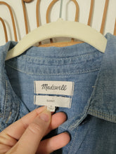 Load image into Gallery viewer, M - Madewell Chambray Buttondown
