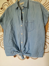 Load image into Gallery viewer, XS/S Madewell Button down
