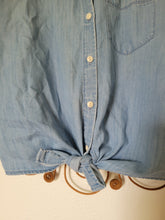 Load image into Gallery viewer, XS/S Madewell Button down
