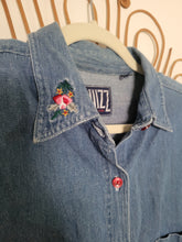 Load image into Gallery viewer, M/L - VTG Embroidered Button-down
