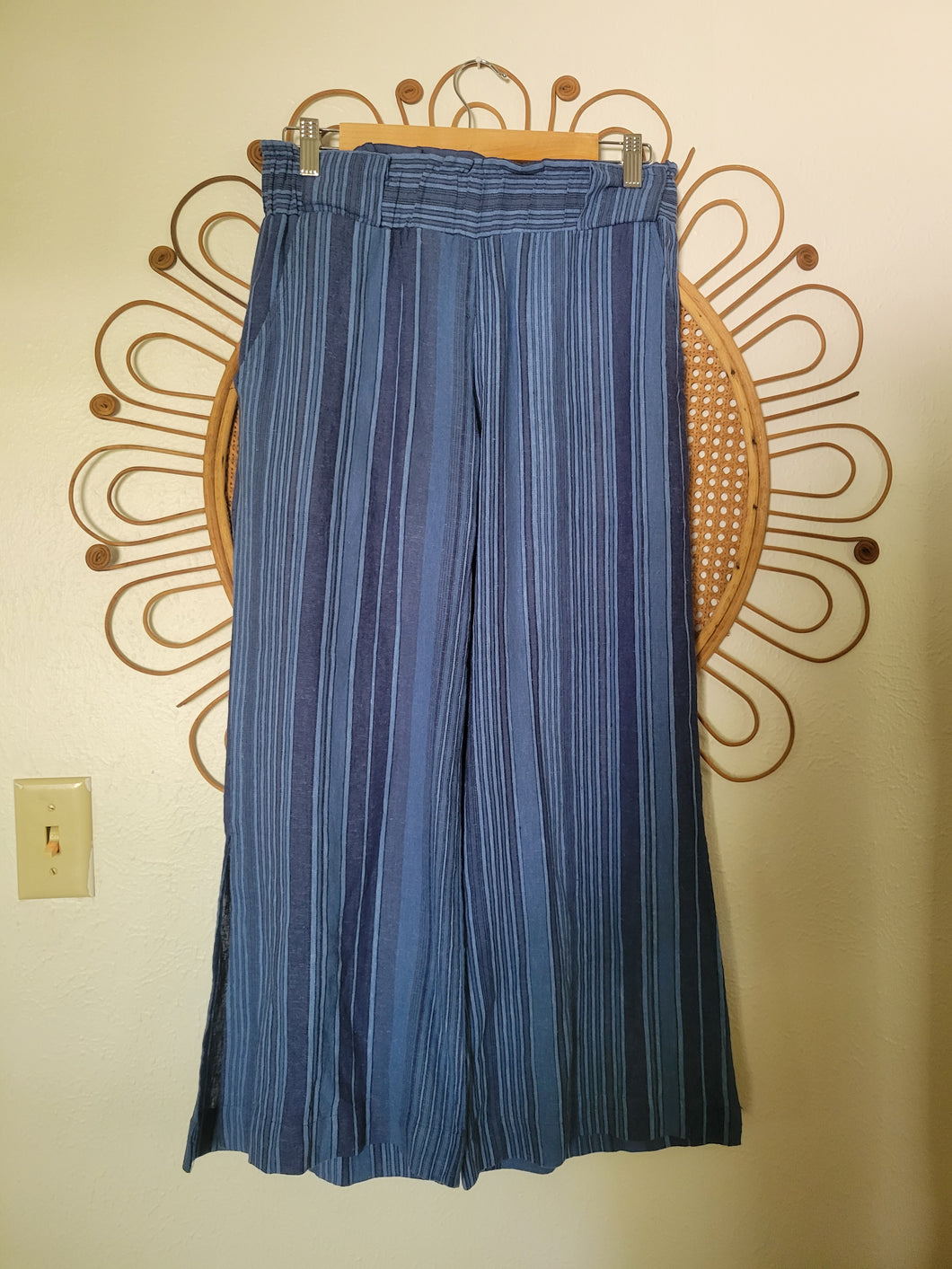 M - Blue Cropped Linen-Blend Pants