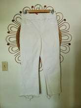 Load image into Gallery viewer, M - Spanx Pull On White Cropped Pants
