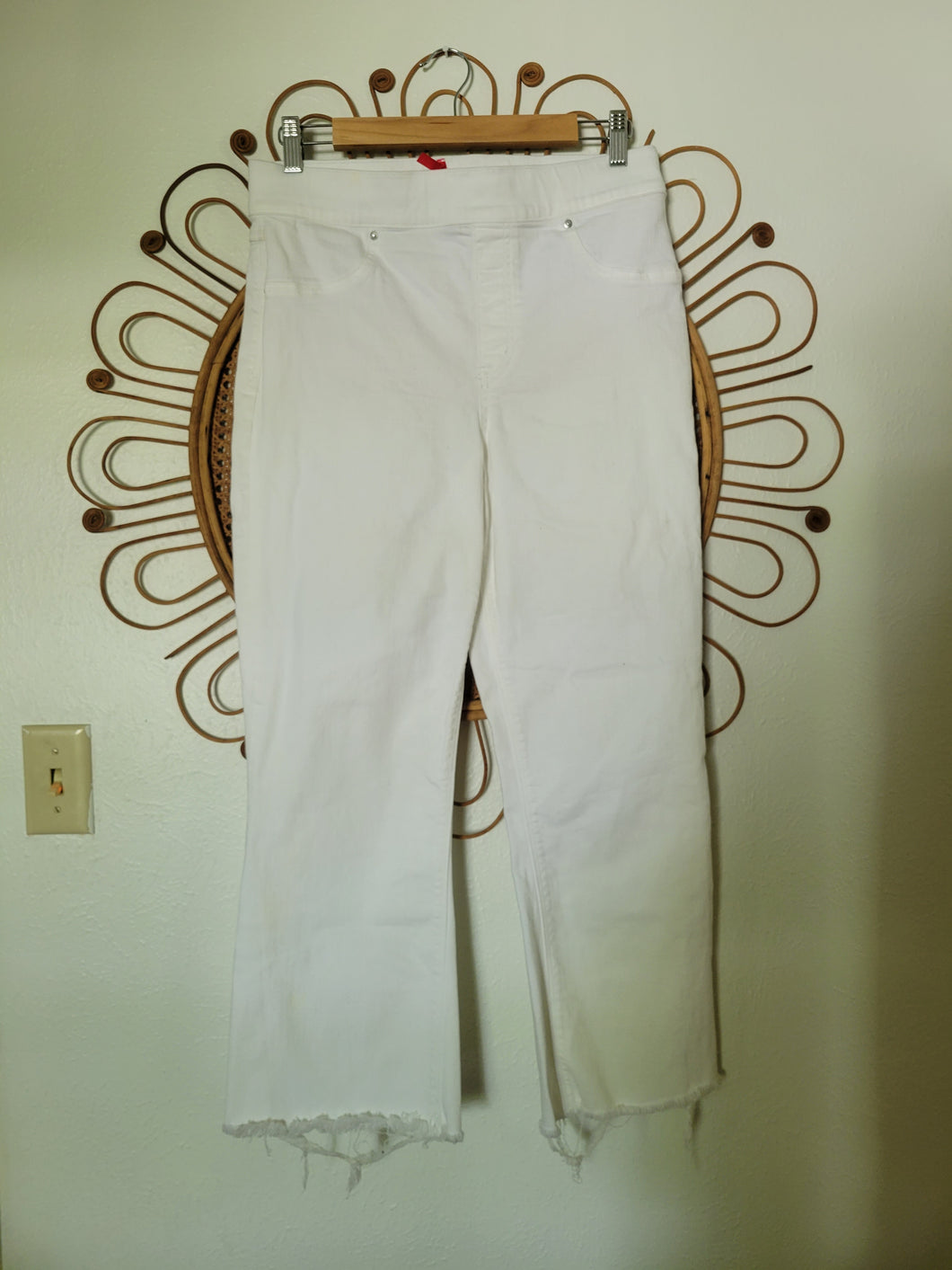 M - Spanx Pull On White Cropped Pants