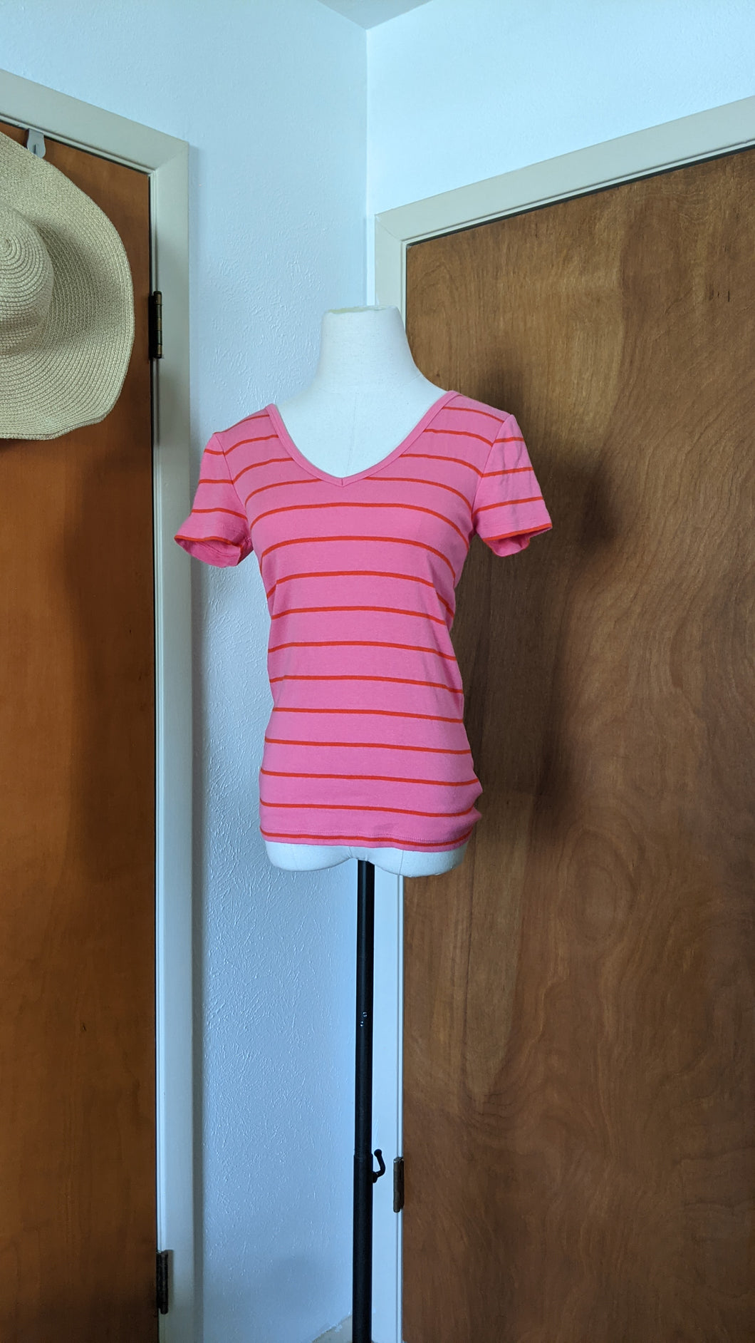 S - Gap pink and orange striped v-neck
