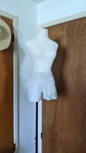 Load image into Gallery viewer, Size 4 - Gap khaki stripe shorts
