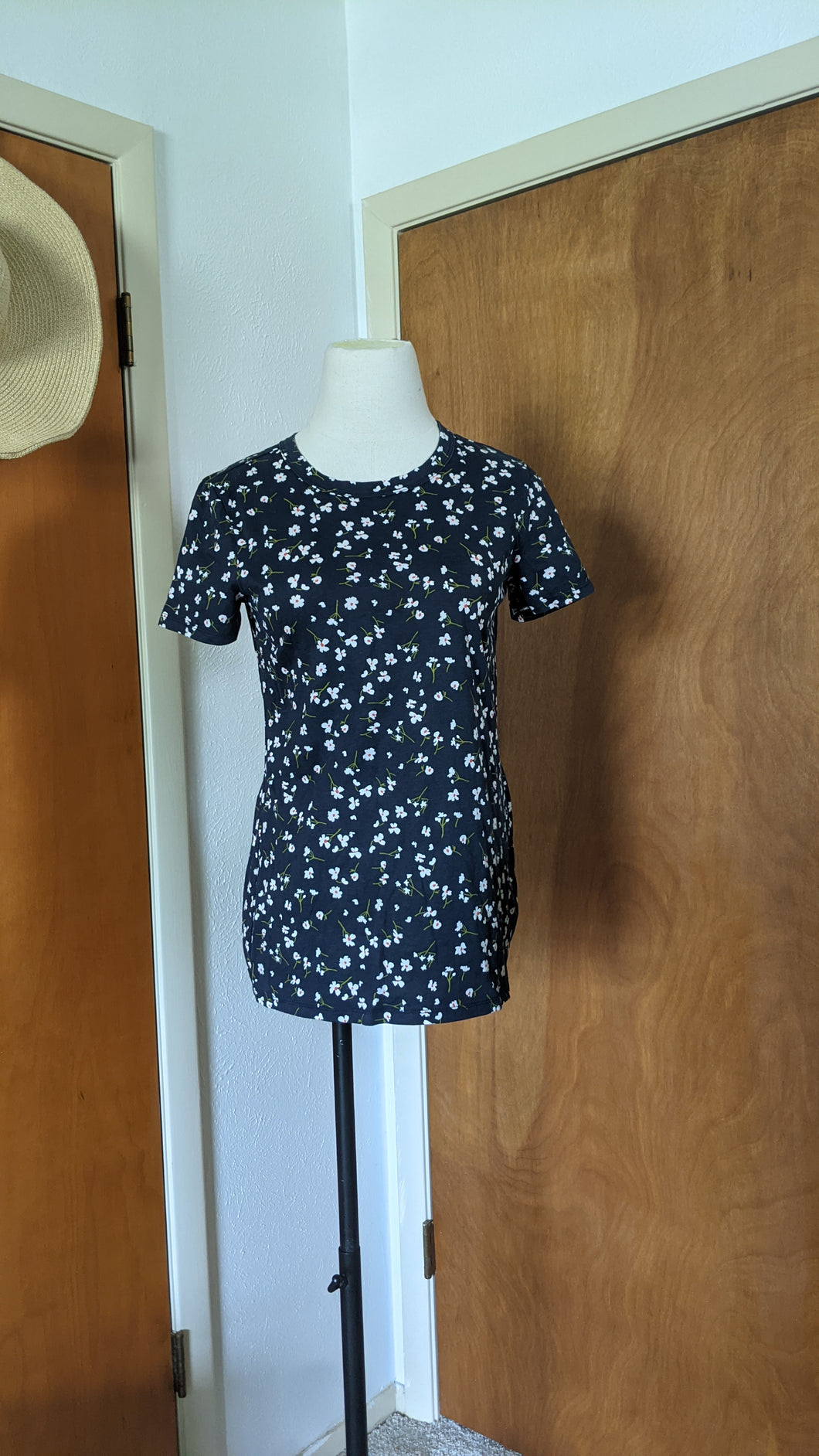 XS - Banana Republic crew neck floral tee