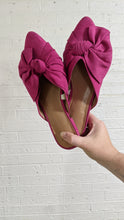 Load image into Gallery viewer, 6.5 - Fuchsia Bow slides
