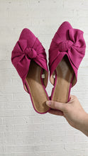 Load image into Gallery viewer, 6.5 - Fuchsia Bow slides

