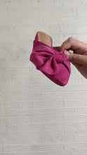 Load image into Gallery viewer, 6.5 - Fuchsia Bow slides
