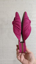 Load image into Gallery viewer, 6.5 - Fuchsia Bow slides
