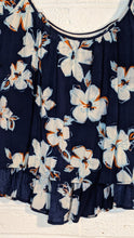 Load image into Gallery viewer, S/M - Lush lace back floaty crop

