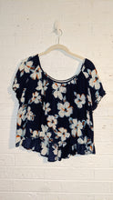 Load image into Gallery viewer, S/M - Lush lace back floaty crop
