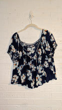 Load image into Gallery viewer, S/M - Lush lace back floaty crop
